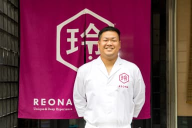 REONA main Itamae (chef) Fujito, born into a sushi family, blends Tokyo and Kansai techniques for a unique Omakase.