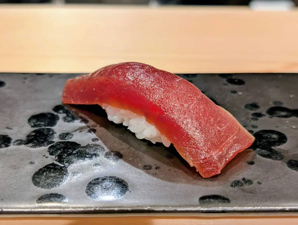 Omakase at REONA features Akami Zuke (marinated lean tuna), a traditional Edomae masterpiece.