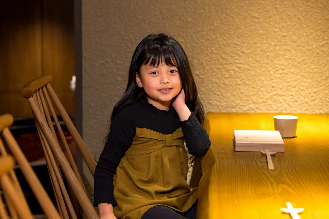 A rare kid-friendly authentic sushi counter in Tokyo featuring a dedicated kids room for families at REONA.